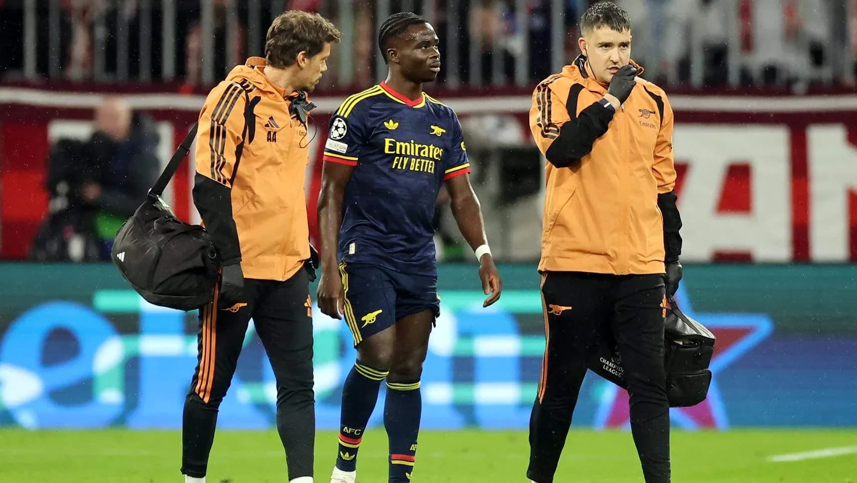 Jugador de Arsenal siendo atendido por el personal médico