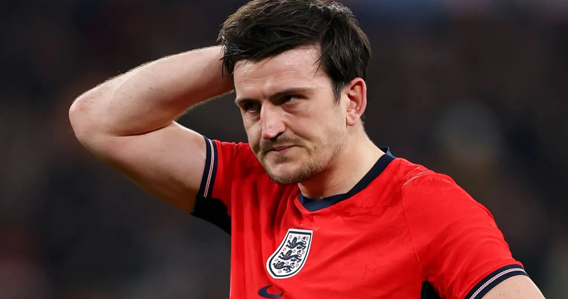 Jugador de Inglaterra con camiseta roja en el campo