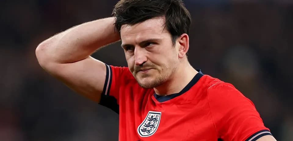 Jugador de Inglaterra con camiseta roja en el campo
