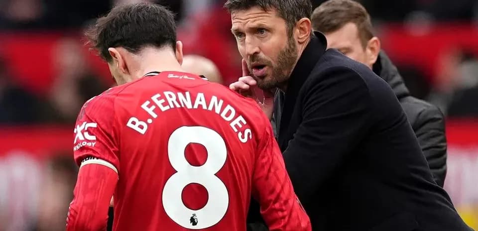 Entrenador hablando con jugador durante el partido