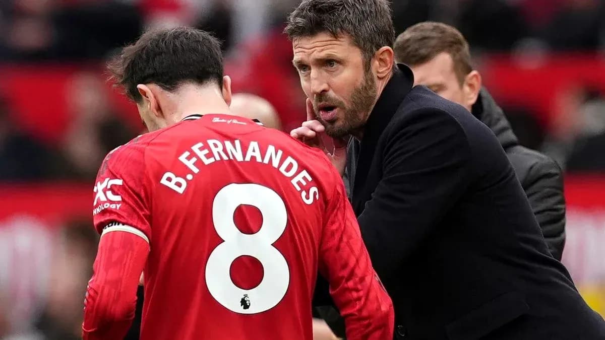 Entrenador hablando con jugador durante el partido