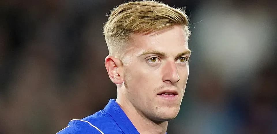 Jugador con camiseta azul en el campo de fútbol