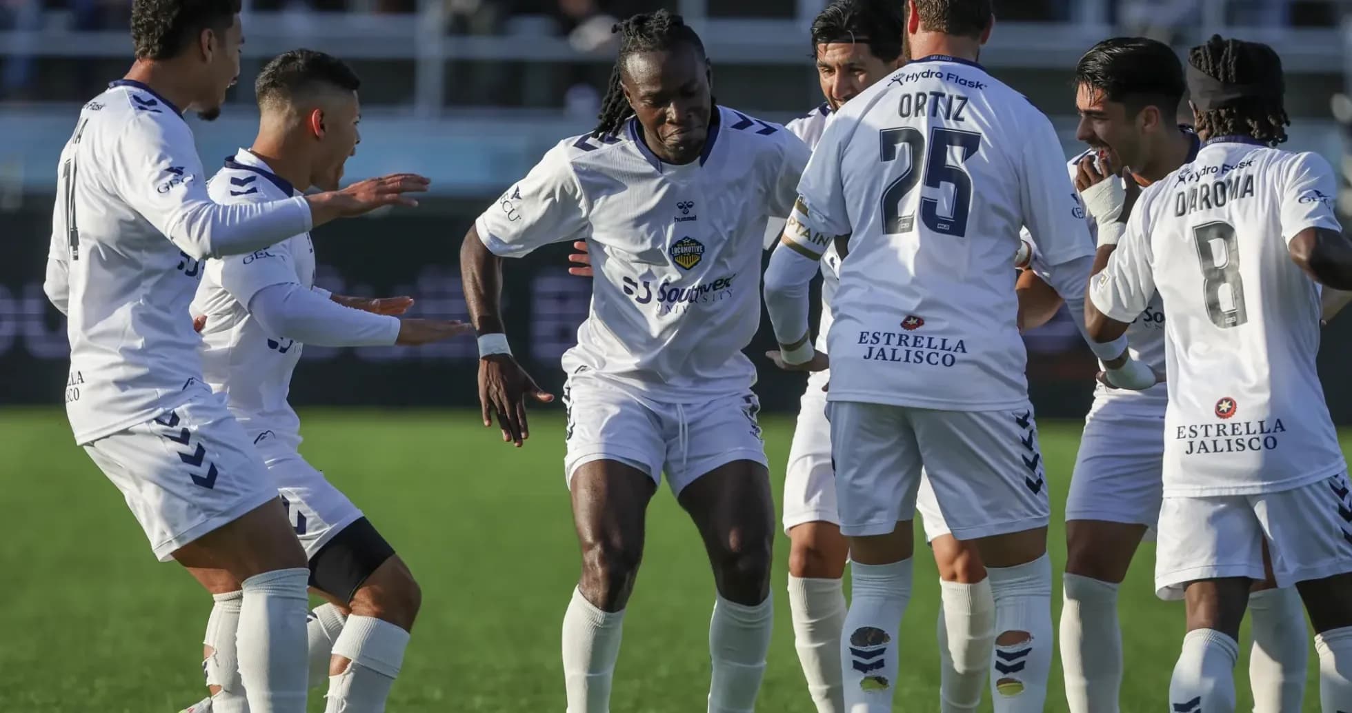 Jugadores celebrando un gol del Monterey Bay