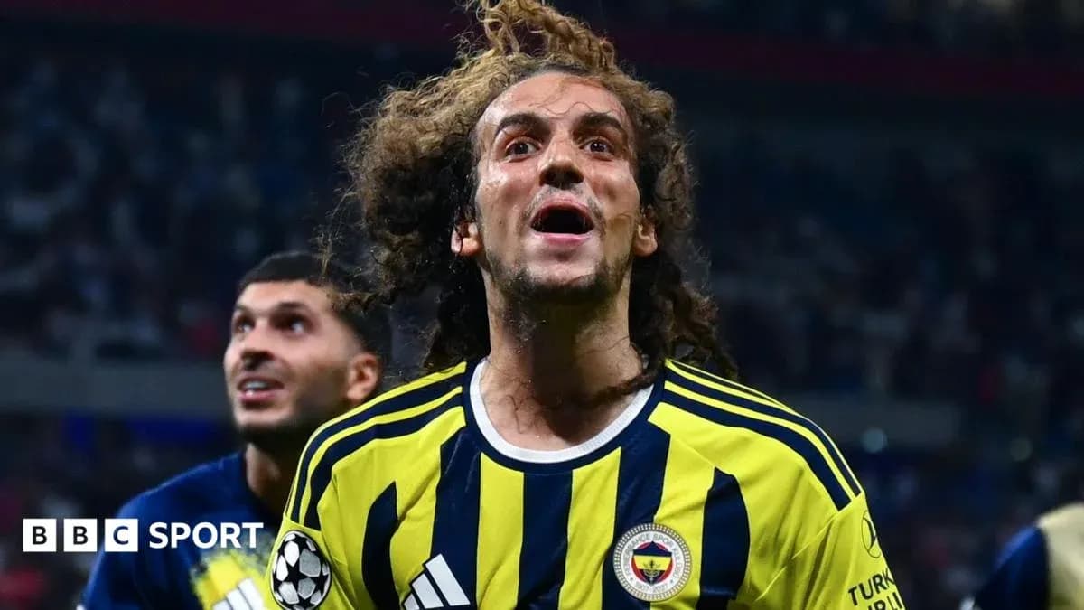 Jugador de Fenerbahçe celebrando un gol en partido