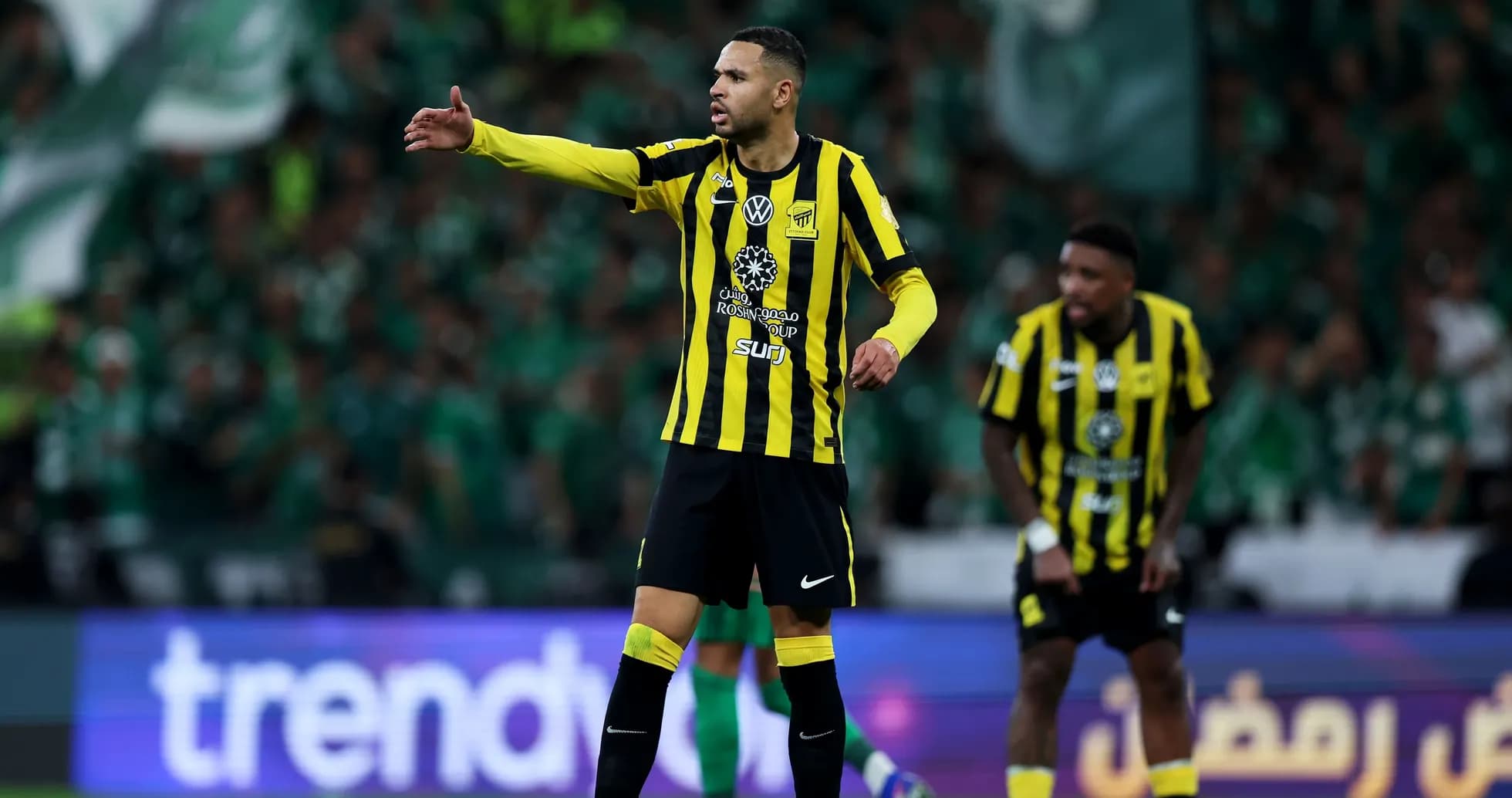Jugador de Ittihad dirigiendo a sus compañeros en el partido