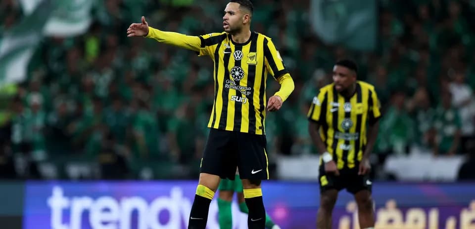 Jugador de Ittihad dirigiendo a sus compañeros en el partido
