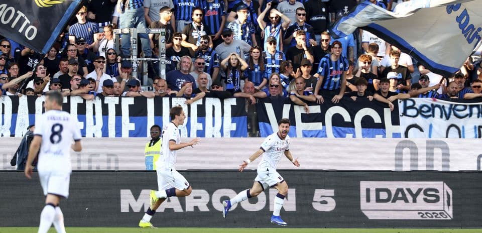 Celebración de gol de jugadores de Bologna
