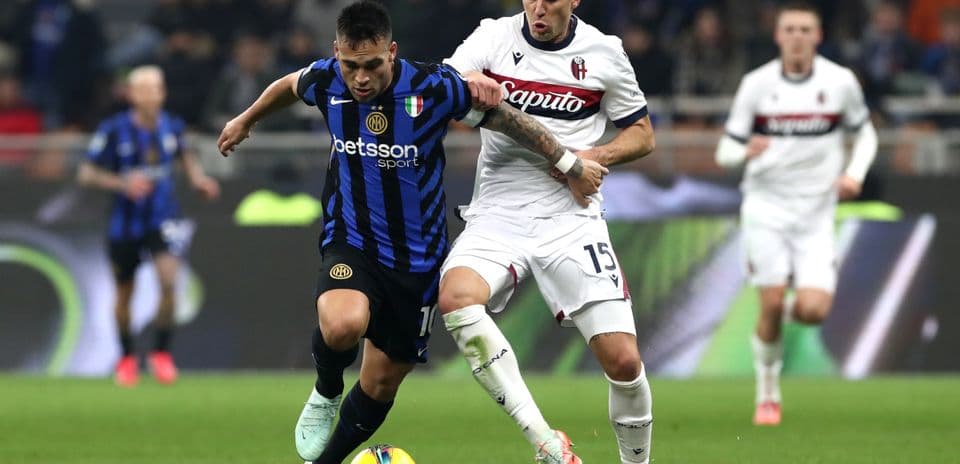 Luchador de Bologna y Inter durante el partido