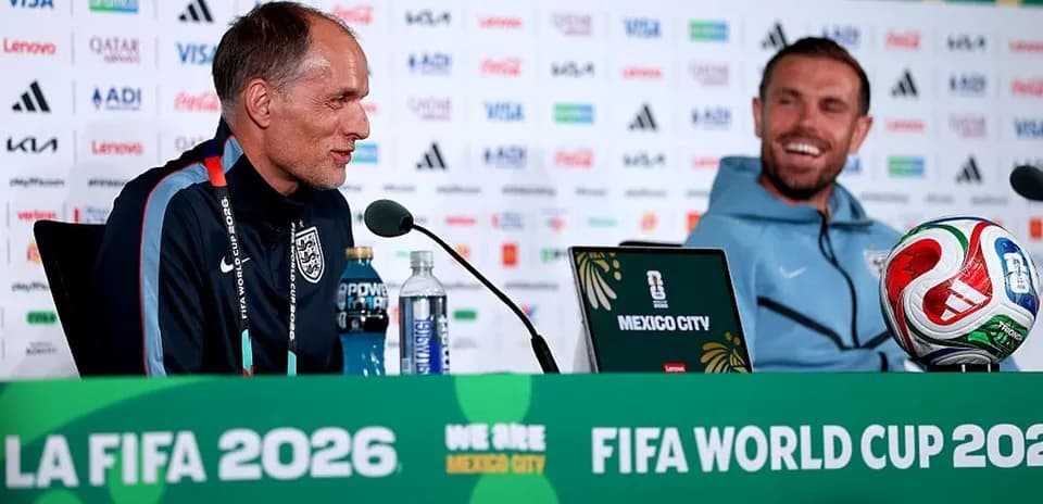Entrenador y jugador en conferencia de prensa de la FIFA
