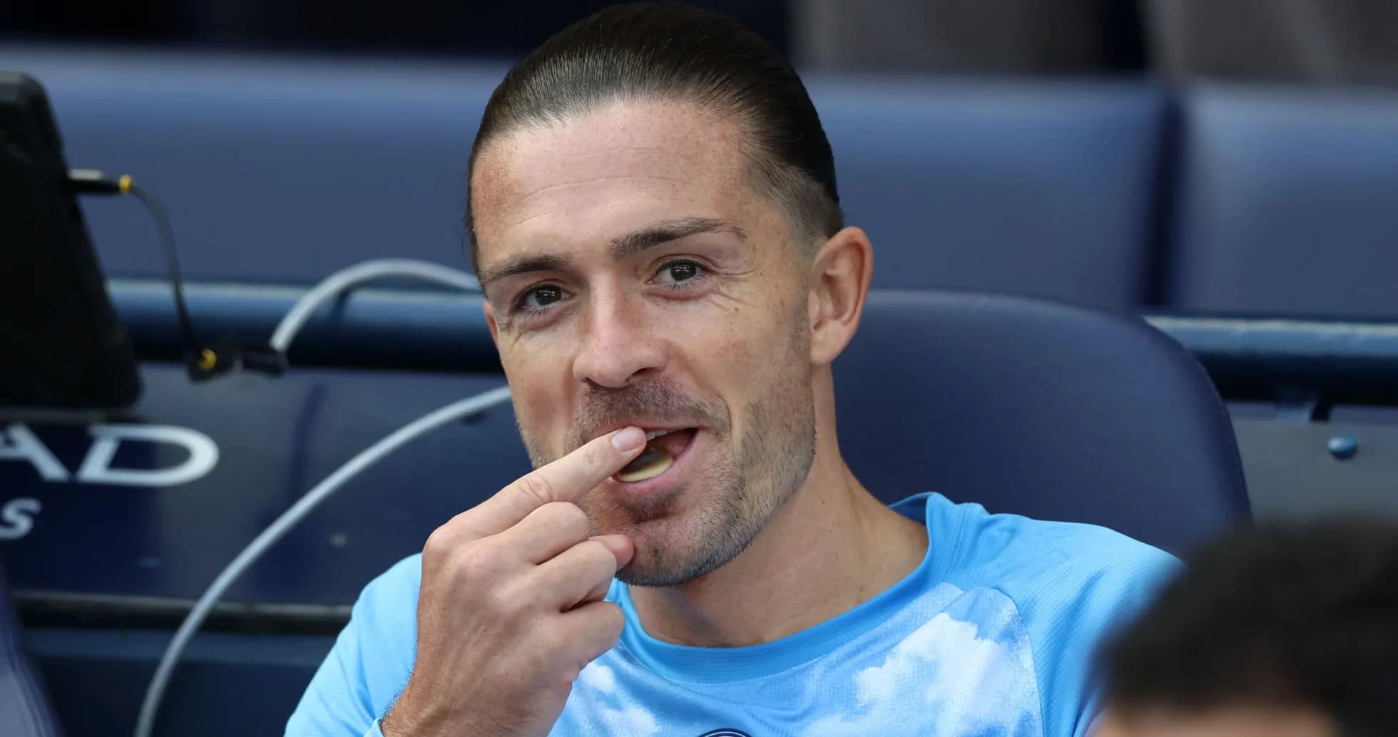 Jugador en el banquillo comiendo un dulce