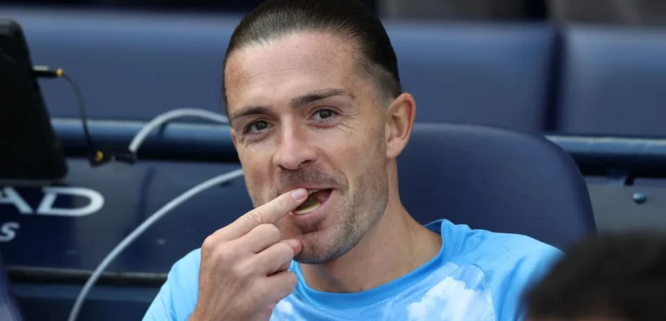 Jugador en el banquillo comiendo un dulce