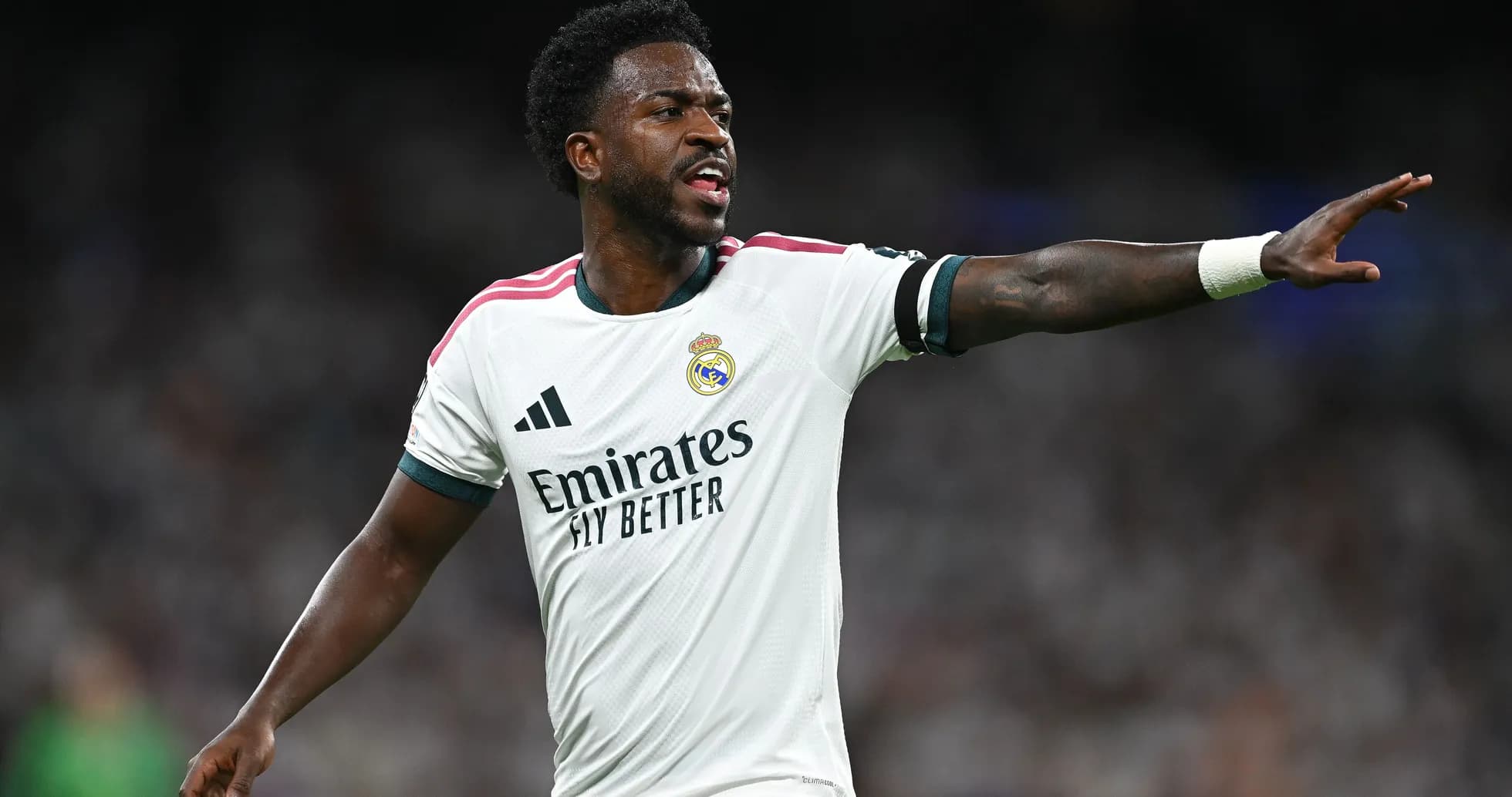 Jugador de Real Madrid dirigiendo al equipo en el campo