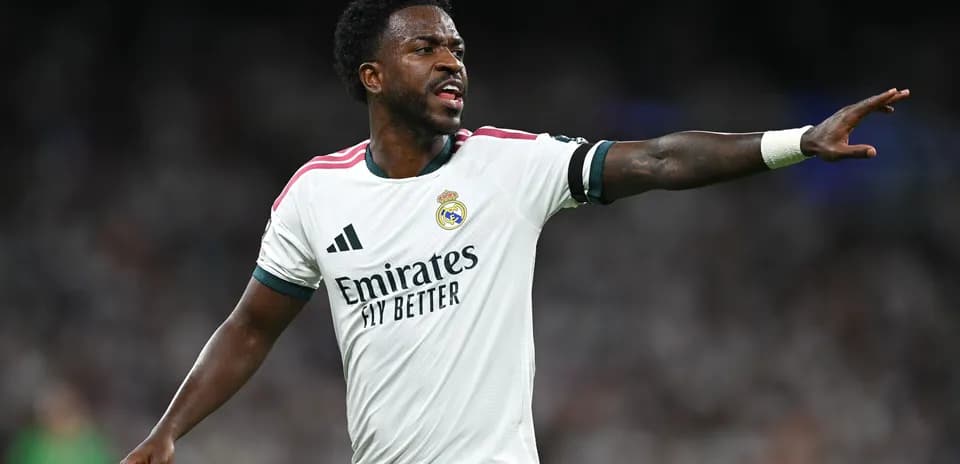 Jugador de Real Madrid dirigiendo al equipo en el campo