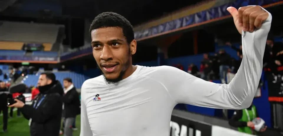 Jugador saludando tras el partido en el estadio