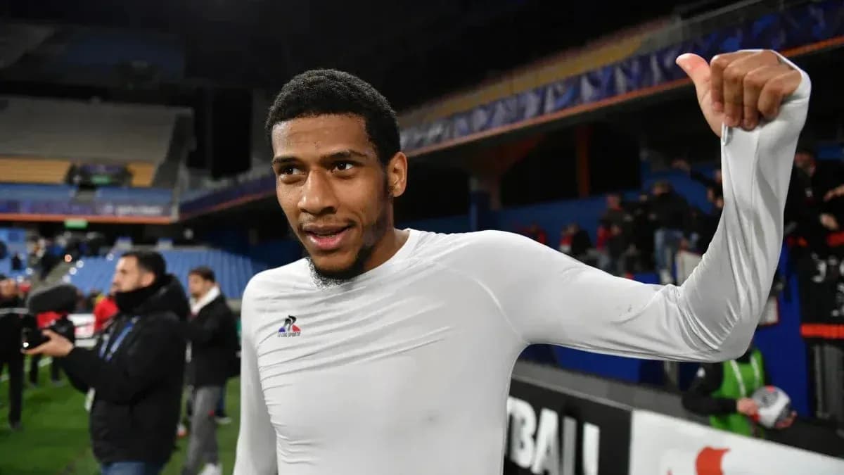 Jugador saludando tras el partido en el estadio
