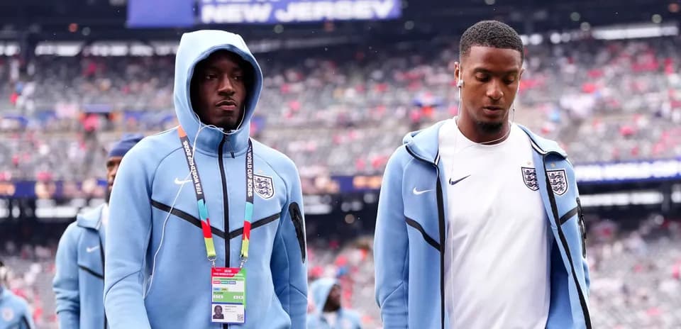 Jugadores de Inglaterra entrando al estadio en Nueva Jersey