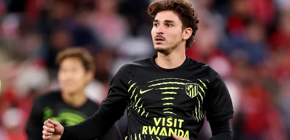 Jugador de Atlético de Madrid calentando antes del partido