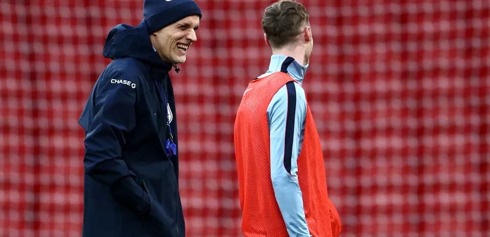Entrenador conversando con jugador durante entrenamiento