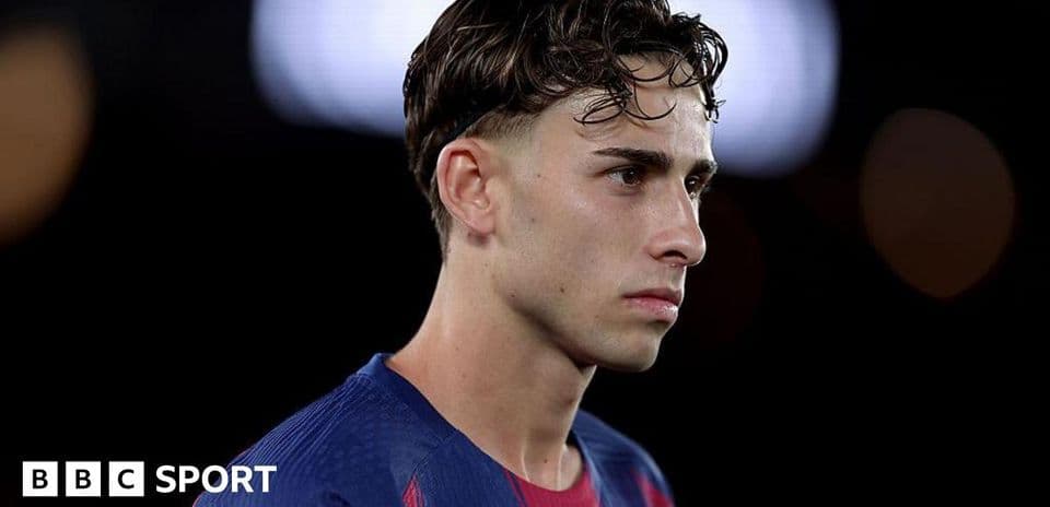 Jugador con camiseta del FC Barcelona mirando hacia un lado