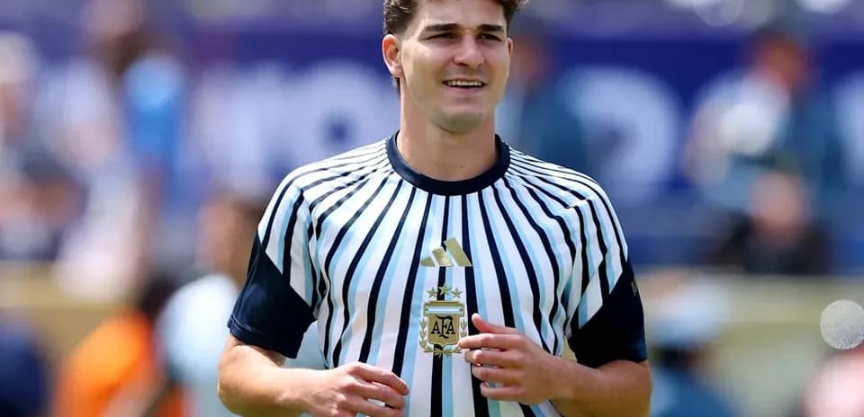 Jugador con camiseta rayada de Argentina en el campo
