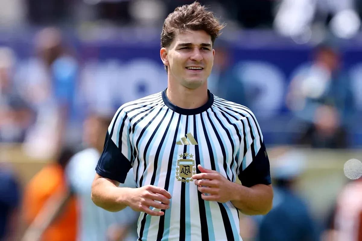 Jugador con camiseta rayada de Argentina en el campo