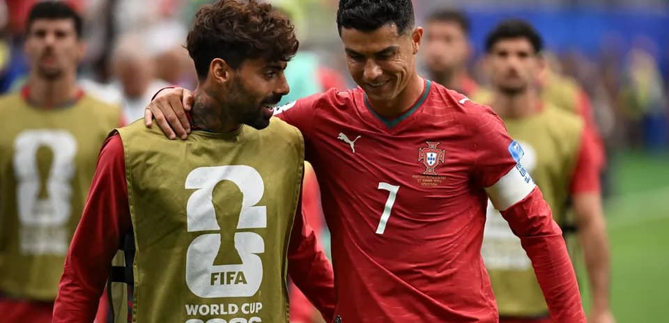 Cristiano Ronaldo conversando con compañero en el campo