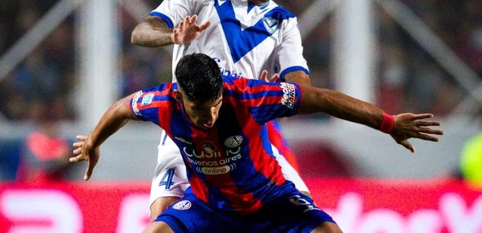 Jugadores de Vélez y San Lorenzo en acción