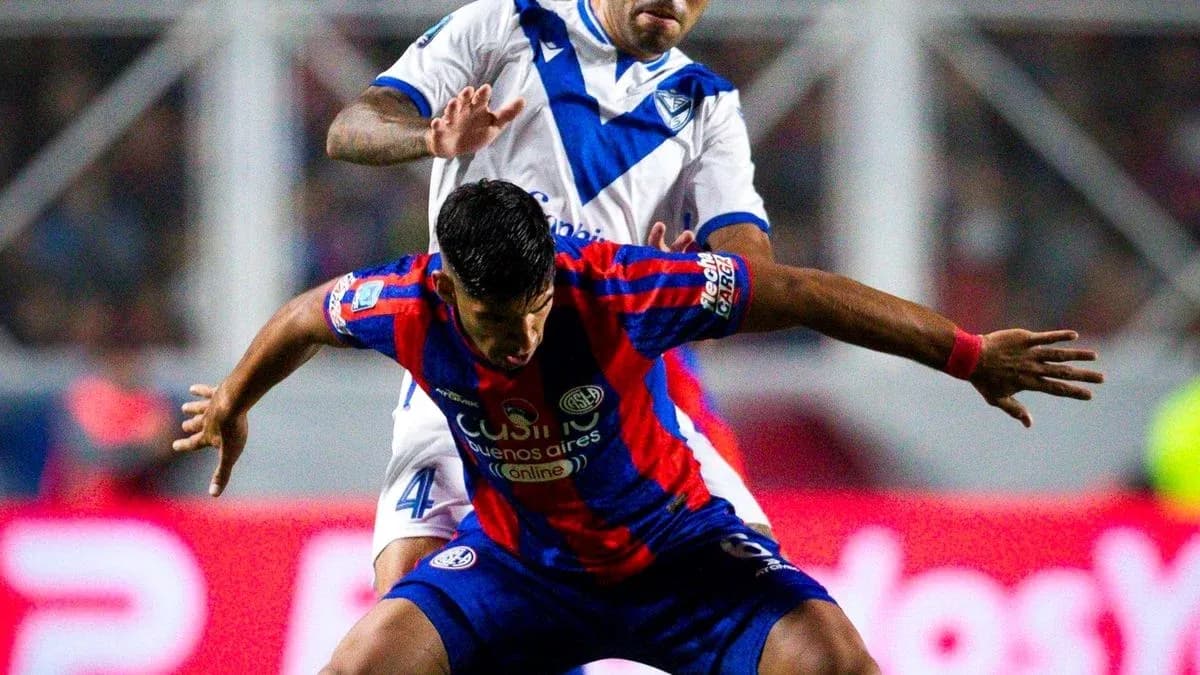 Jugadores de Vélez y San Lorenzo en acción