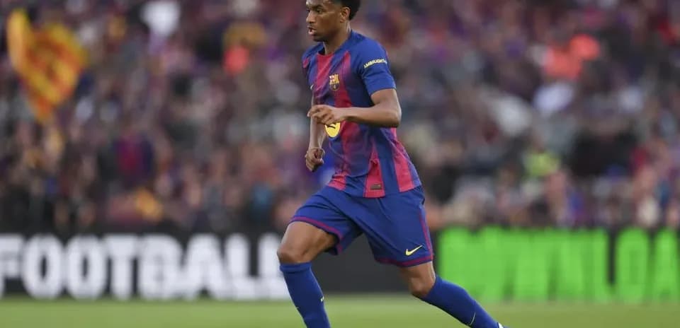 Jugador del FC Barcelona corriendo con el balón