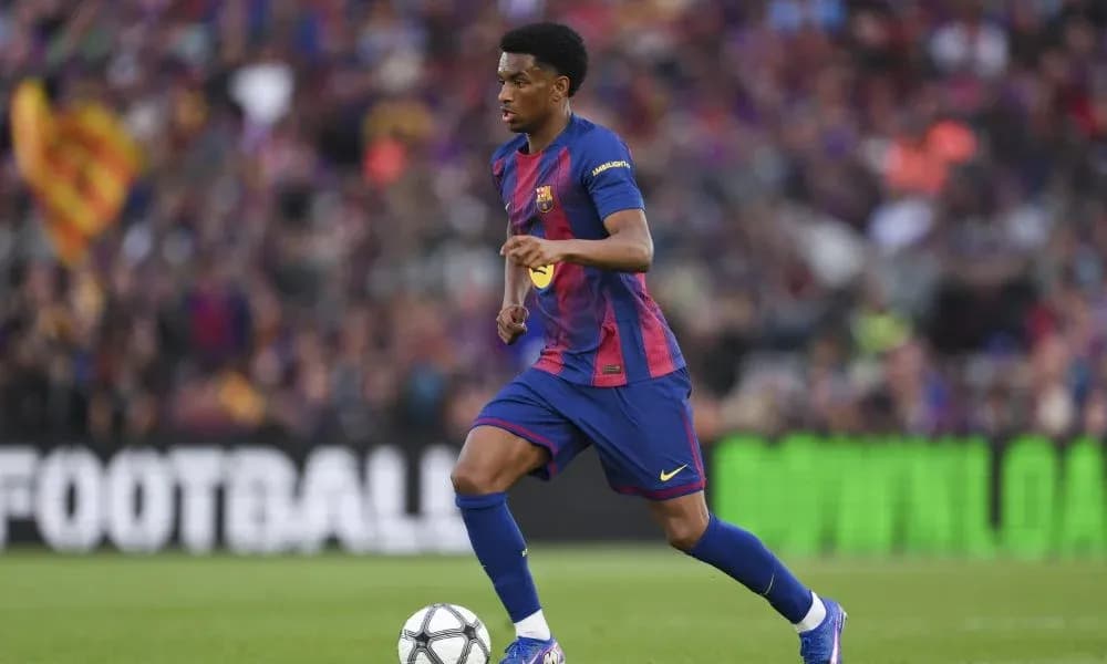 Jugador del FC Barcelona corriendo con el balón