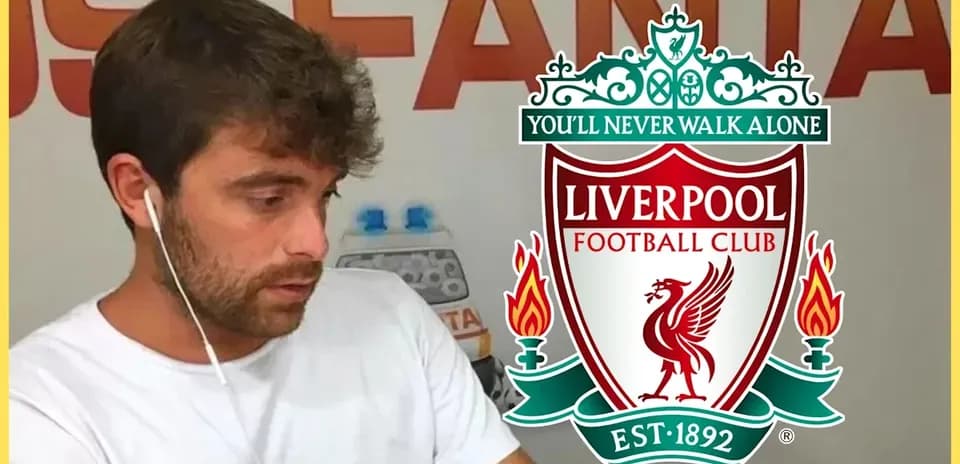 Persona escuchando música con logo de Liverpool