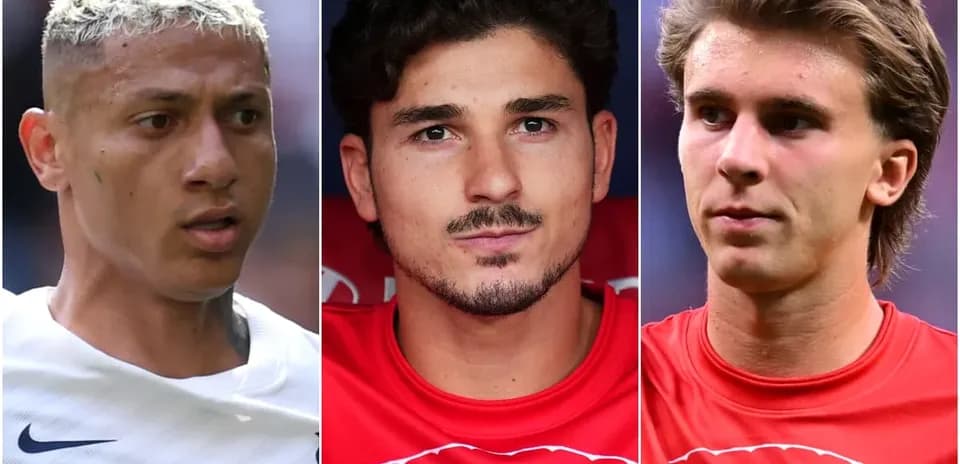 Tres jugadores en uniformes de fútbol posando para foto