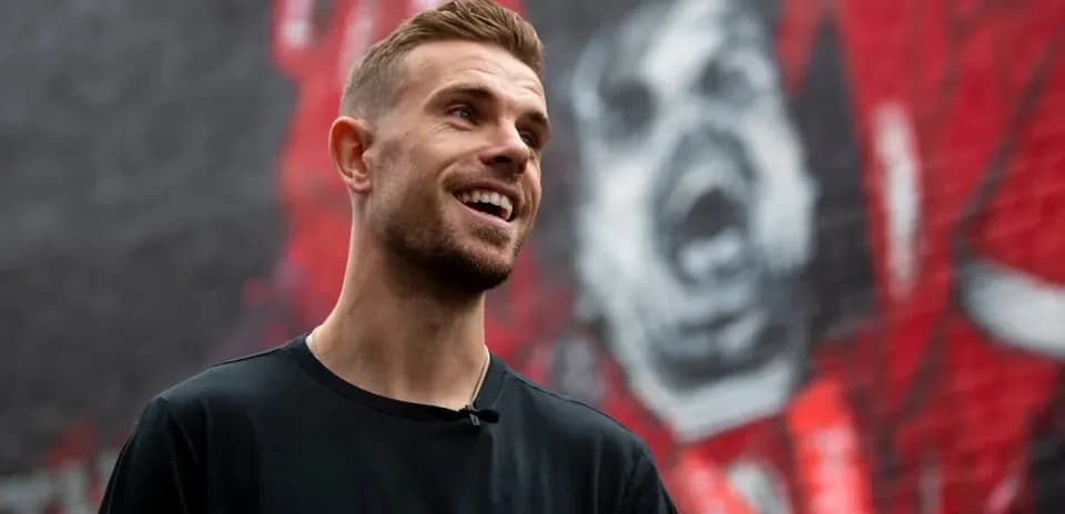 Jugador sonriendo frente a un mural colorido