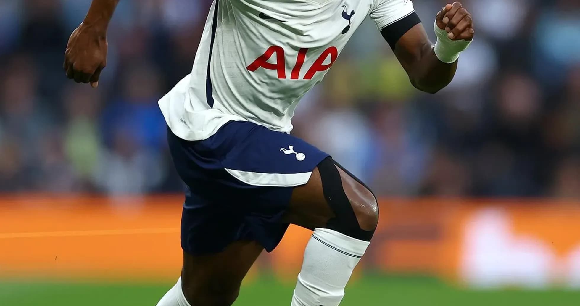 Jugador de Tottenham corriendo tras el balón