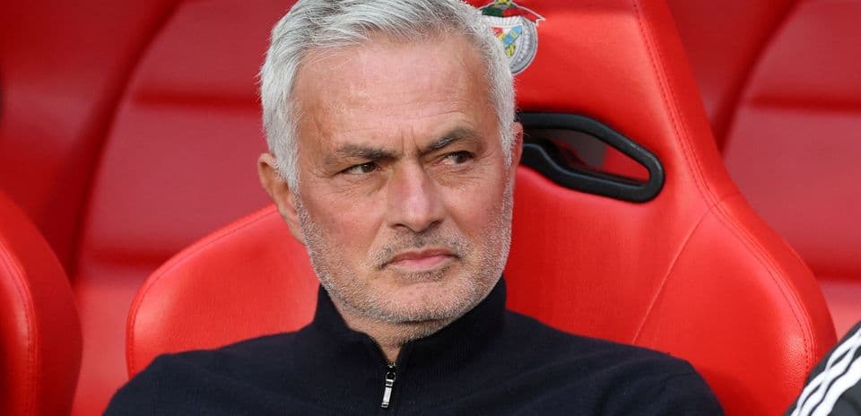 Entrenador sentado en banco durante partido