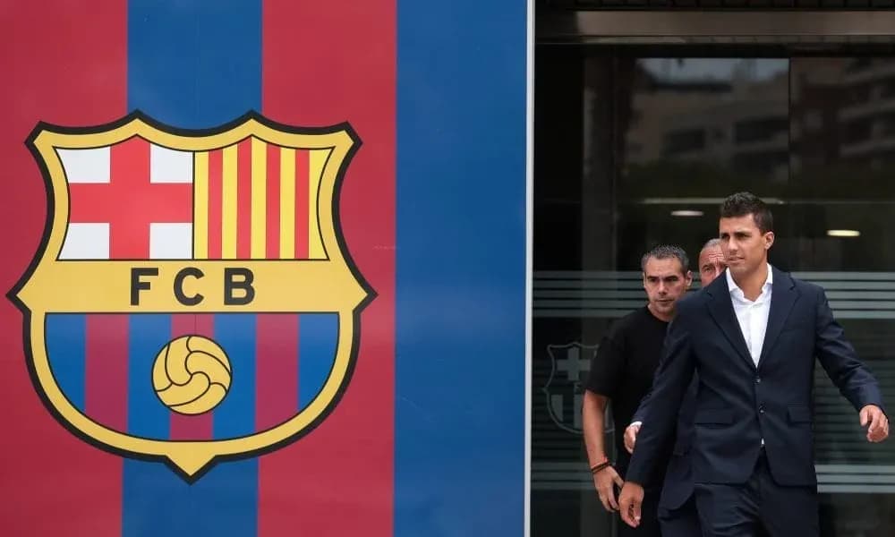 Jugador saliendo del edificio con logo de Barcelona