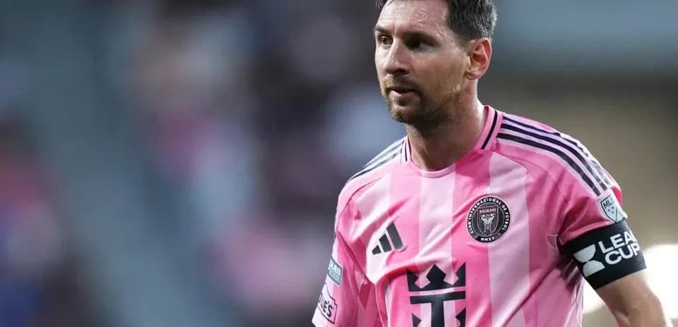 Lionel Messi en uniforme rosa durante un partido