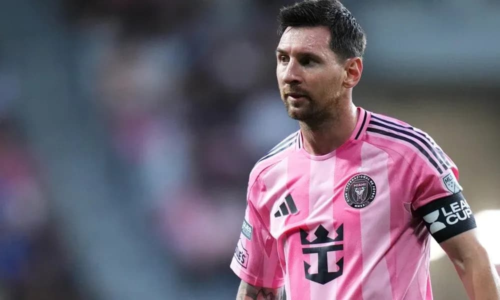 Lionel Messi en uniforme rosa durante un partido