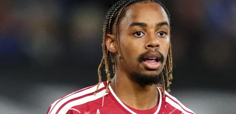 Jugador con camiseta roja durante partido
