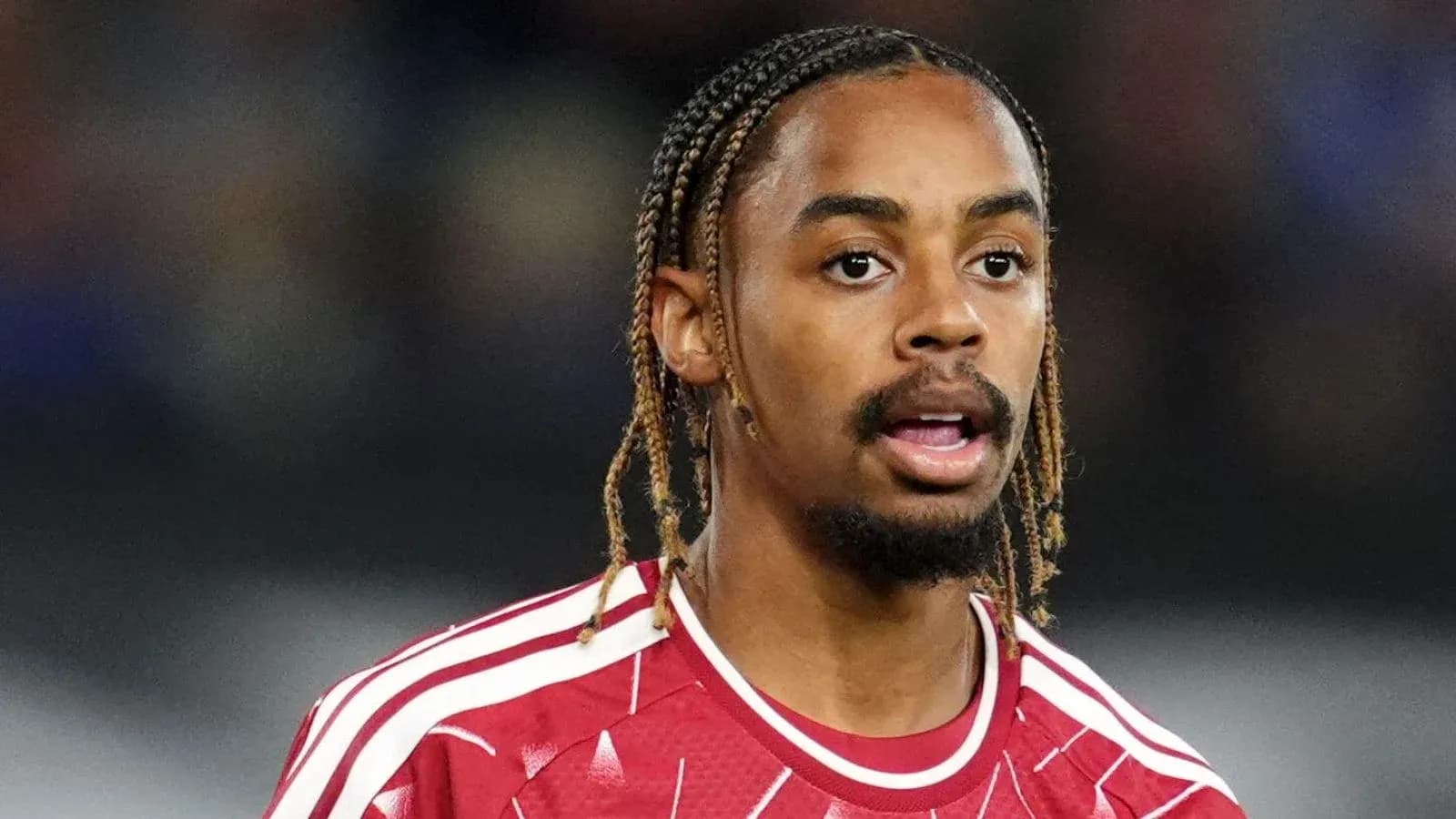 Jugador con camiseta roja durante partido