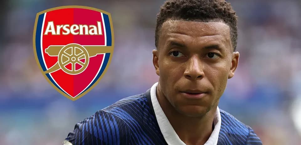 Jugador con camiseta azul y logo de Arsenal