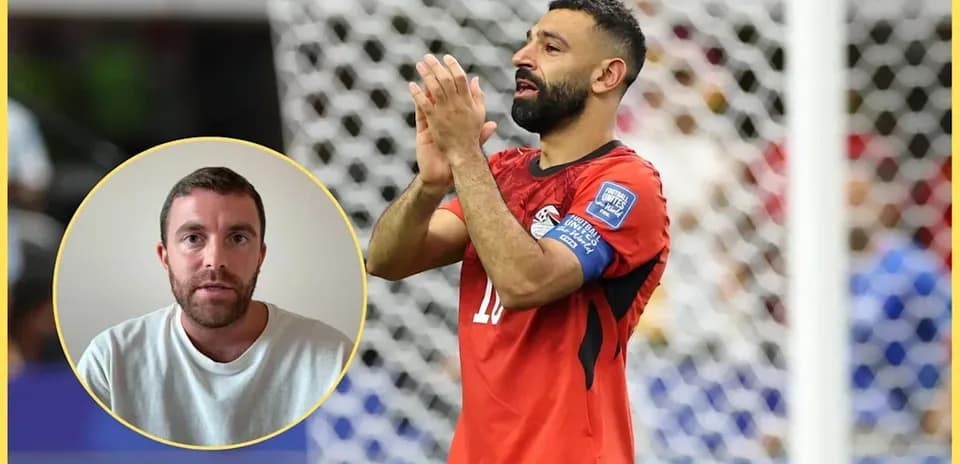 Jugador de Egipto aplaudiendo en el campo de juego