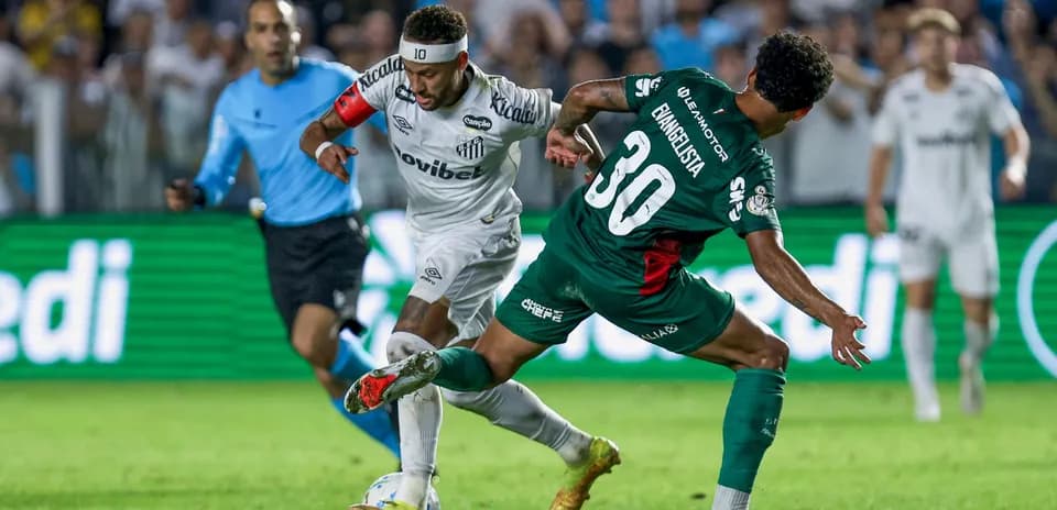 Jugador de Santos eludiendo a rival durante el partido