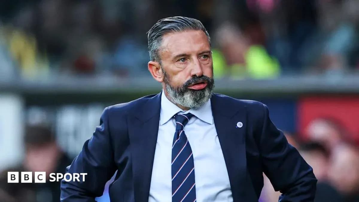 Entrenador observando el partido desde la línea lateral