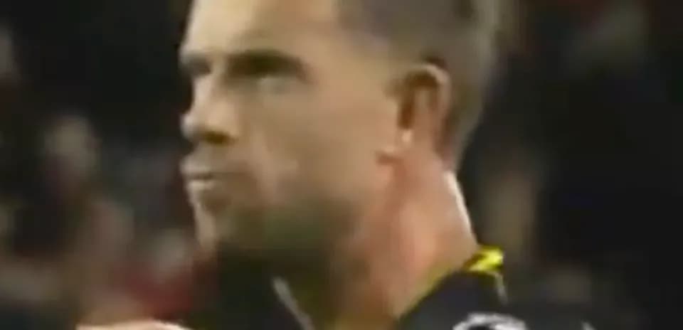 Jugador concentrado durante un partido de fútbol