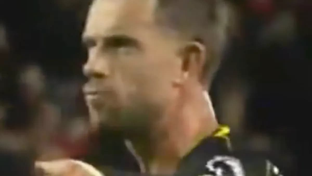 Jugador concentrado durante un partido de fútbol