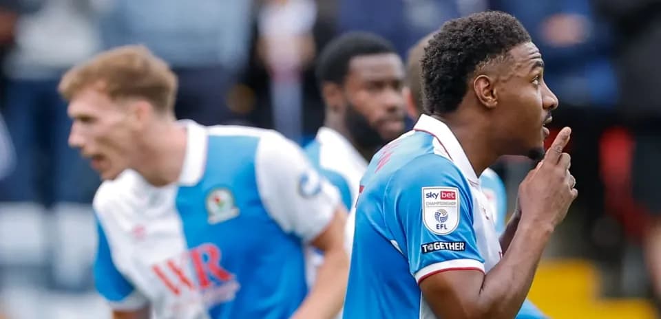 Jugador de Blackburn Rovers celebrando gol en partido