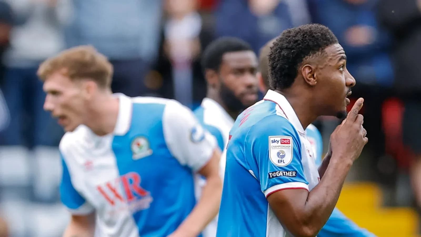 Jugador de Blackburn Rovers celebrando gol en partido