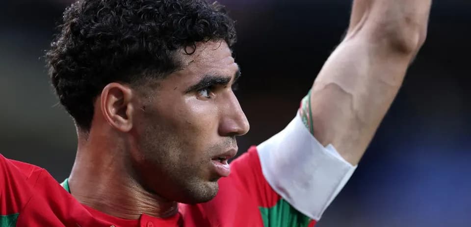 Jugador levantando el brazo en señal de celebración