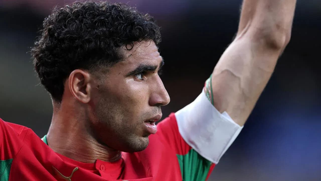Jugador levantando el brazo en señal de celebración
